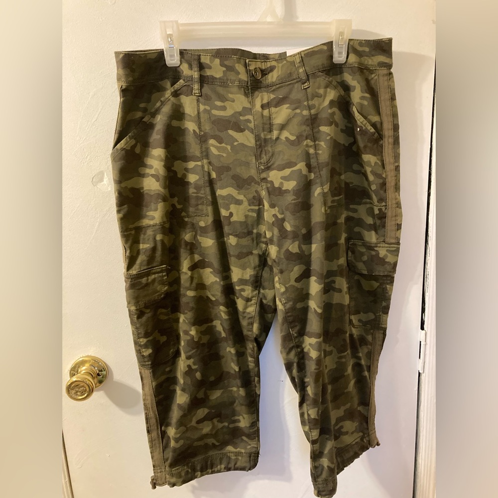 Camo capris. NWT. Time and True. Size 16.